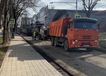 В Краснодаре ремонтируют улицу Новгородскую