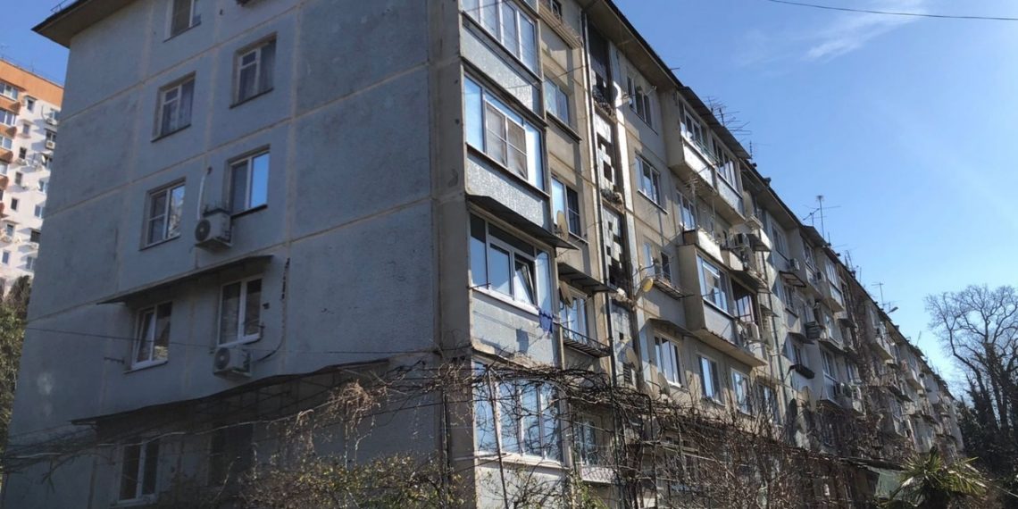 В пункте размещения находятся 40 жильцов треснувшего дома в Сочи