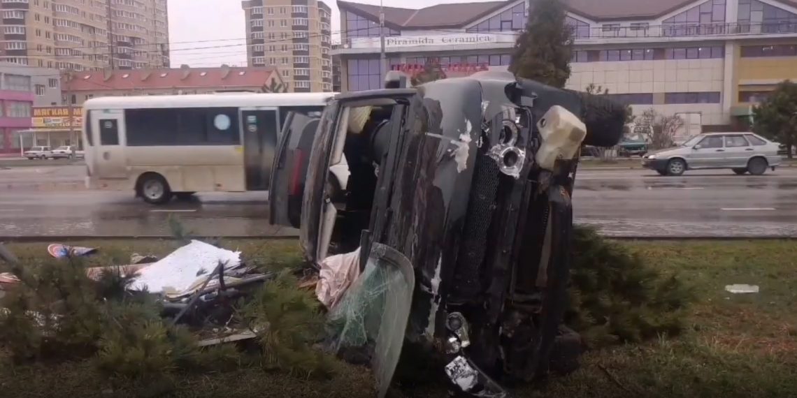 В Анапе задержали водителя, который опрокинулся на Land Rover