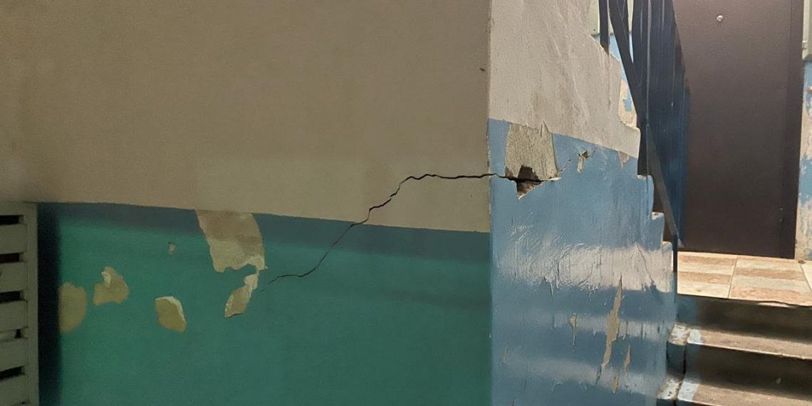 В Сочи треснула многоэтажка: эвакуировали 50 человек