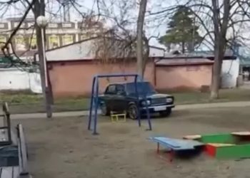 В Краснодаре задержали водителя, который ездил по скверу на «семерке»