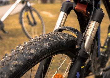 В Краснодаре трамвай сбил доставщика еды на велосипеде