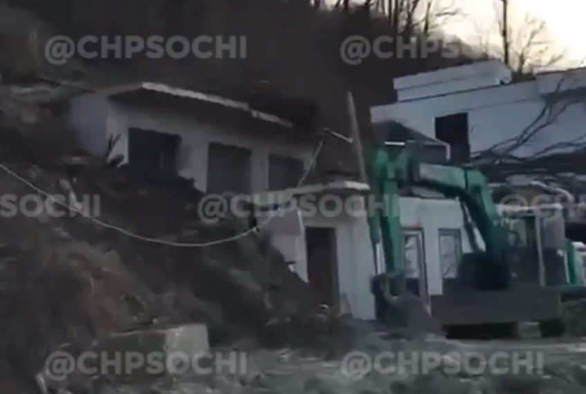 В Сочи оползень разрушил строящийся дом