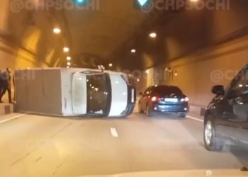 В Сочи «Газель» опрокинулась набок и перегородила половину дороги