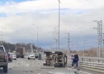 В Сочи машина врезалась в автомобиль Минтранса и опрокинулась