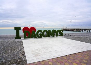 В Сочи реконструируют морскую набережную в Дагомысе