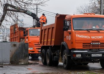 В Краснодаре 204 машины расчищают контейнерные площадки от мусора