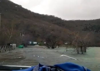 В Новороссийске озеро вышло из берегов и подтопило дорогу