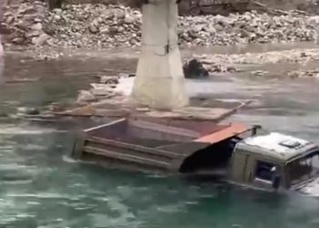 В Сочи КамАЗ пытался проехать через реку и застрял