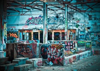 Сочинец изрисовал граффити шесть зданий: ущерб составил 264 тысячи