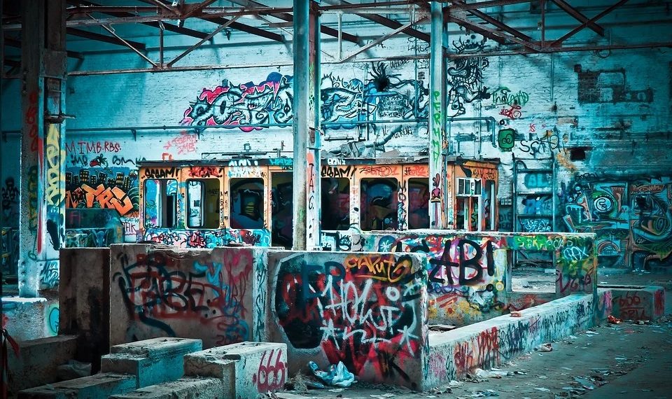 Сочинец изрисовал граффити шесть зданий: ущерб составил 264 тысячи