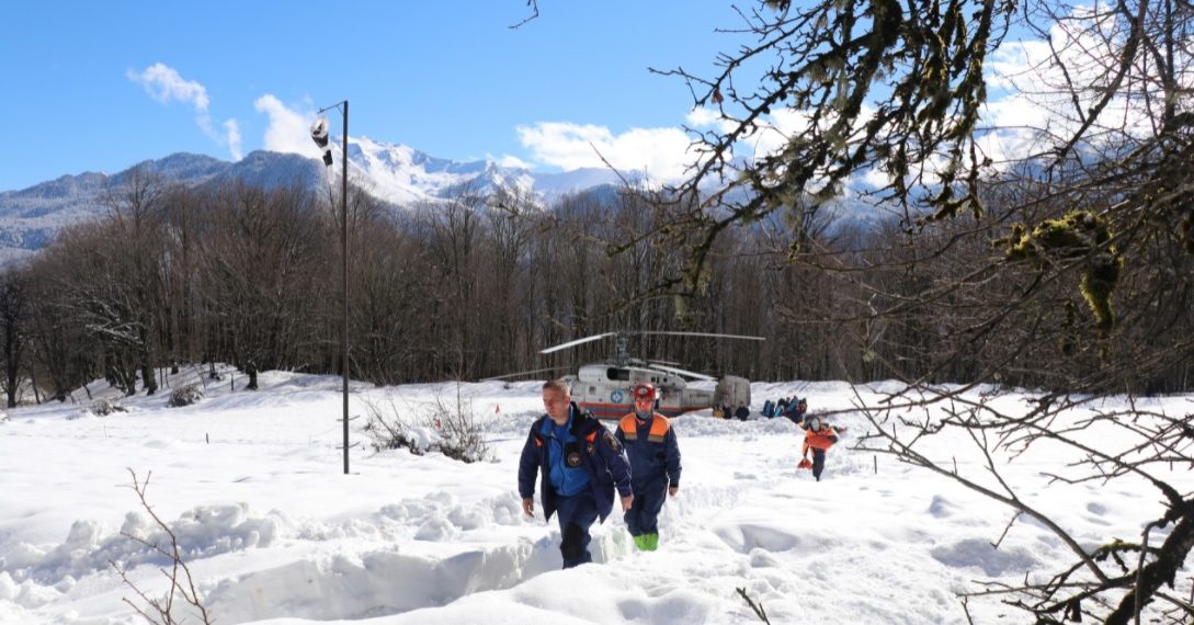 В Сочи течением реки унесло монаха: его ищут спасатели