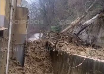 В Сочи сошел еще один оползень: грязью завалило подъезд