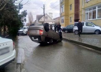 В Анапе водитель без прав опрокинулся на Skoda и сбежал