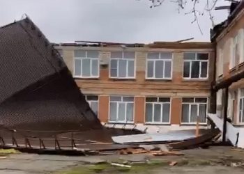 На Кубани ветер сдул со школы крышу