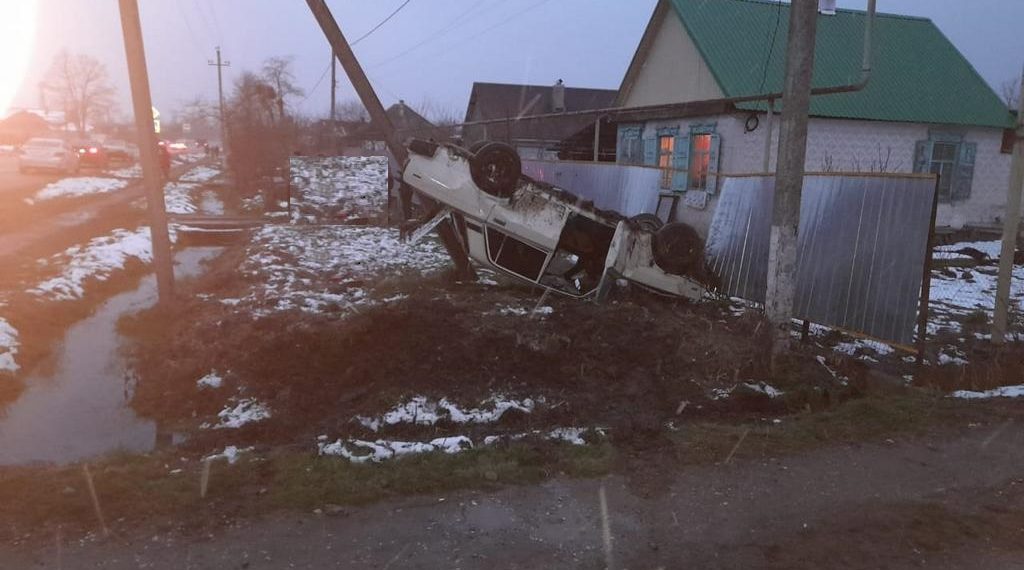 На Кубани опрокинулась «пятерка»: пострадали два человека