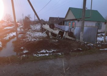 На Кубани опрокинулась «пятерка»: пострадали два человека