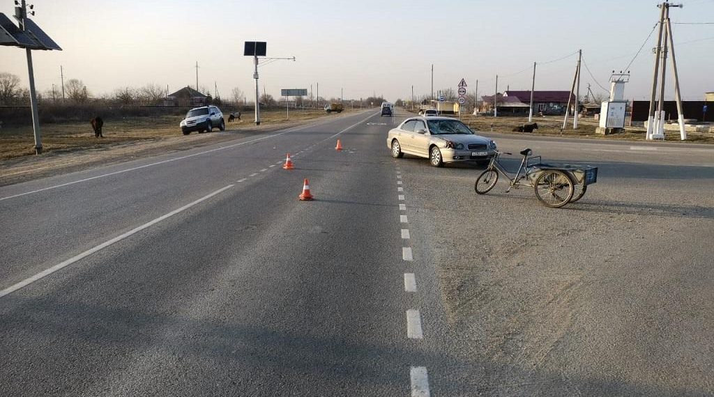 На Кубани иномарка сбила велосипедиста