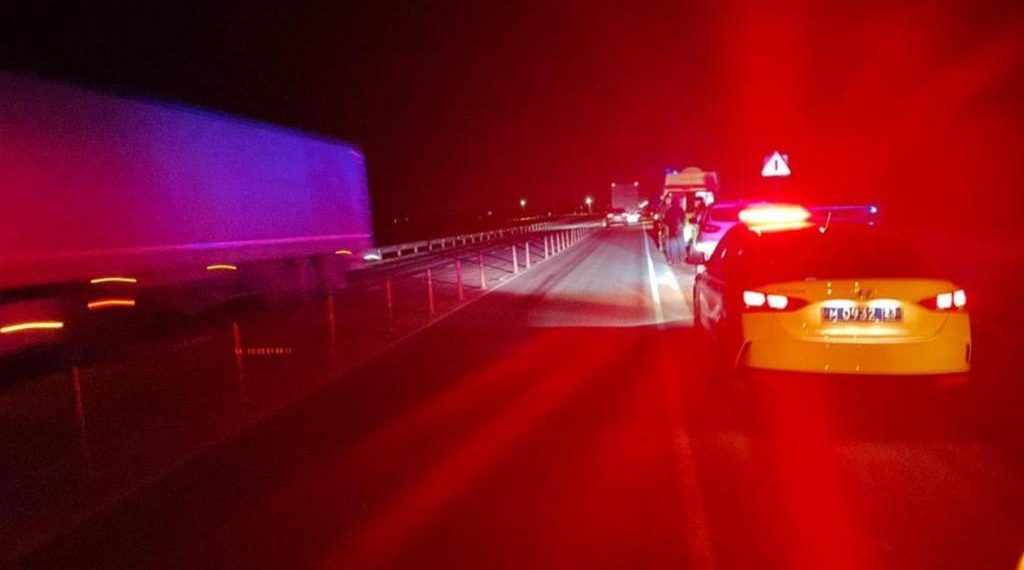 На Кубани грузовик сбил мужчину, который шел по дороге