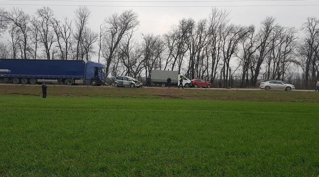 На Кубани столкнулись шесть машин: пострадали девочка и женщина