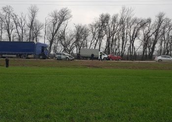 На Кубани столкнулись шесть машин: пострадали девочка и женщина