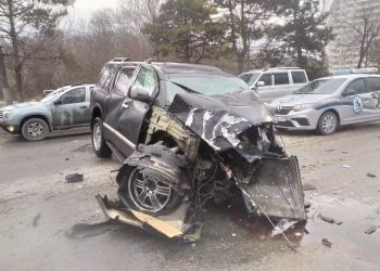 В Новороссийске водитель Infiniti врезался в дерево и BMW