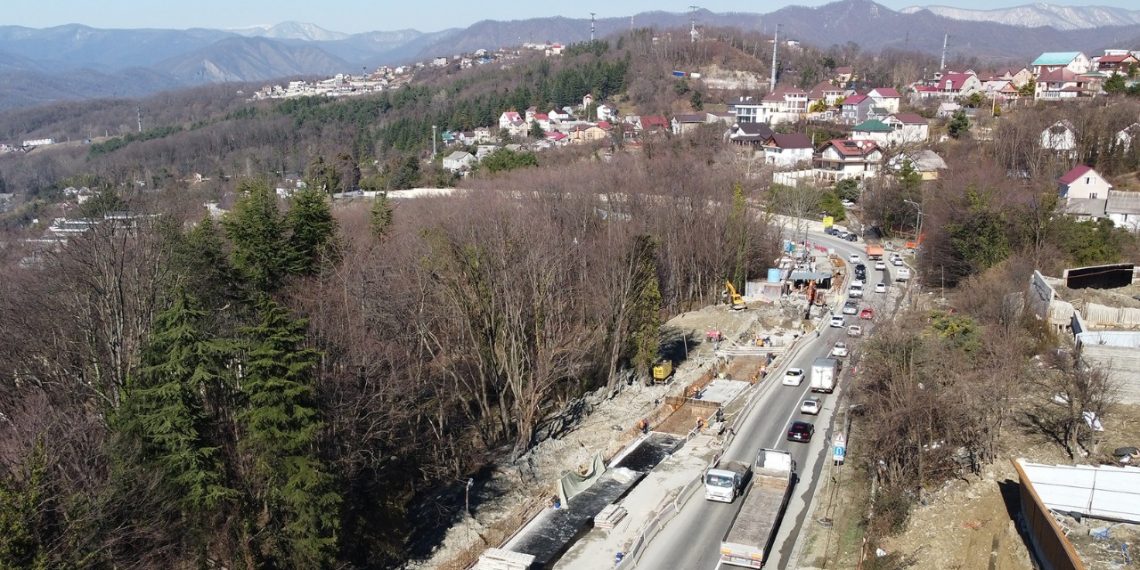 В Сочи восстанавливают трассу, поврежденную оползнем