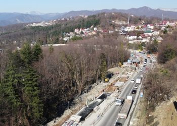 В Сочи восстанавливают трассу, поврежденную оползнем