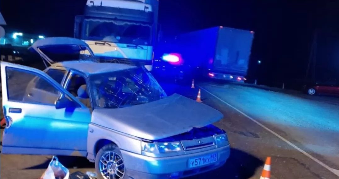 На Кубани столкнулись фура и ВАЗ: погибли четыре человека