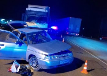 На Кубани столкнулись фура и ВАЗ: погибли четыре человека