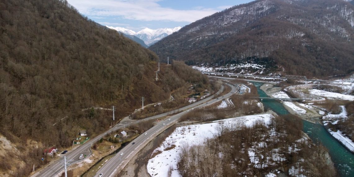 Ночью кубанские дороги расчищали 73 единицы техники