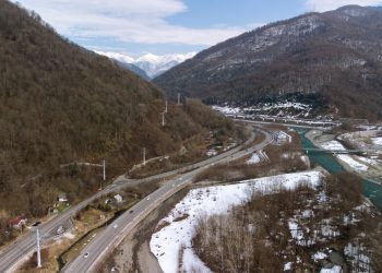 Ночью кубанские дороги расчищали 73 единицы техники