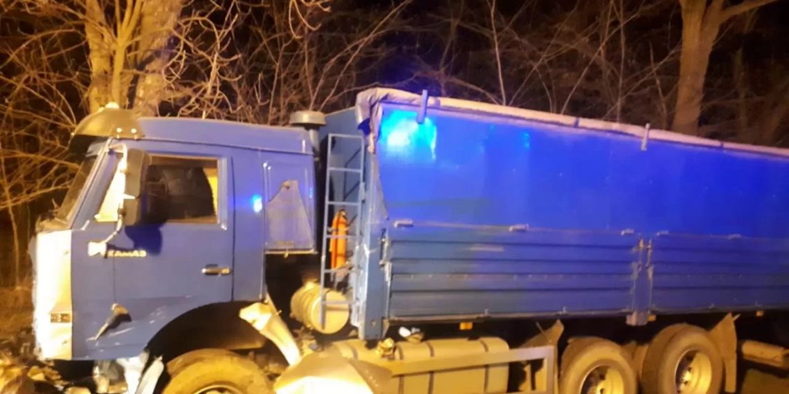 В ДТП с легковушкой и грузовиками на Кубани погибли два человека