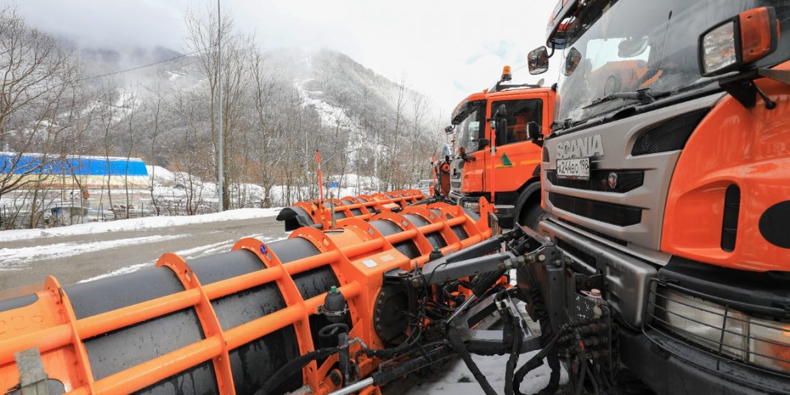 Кубанские трассы расчищают 102 единицы техники