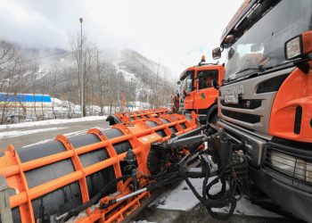 Кубанские трассы расчищают 102 единицы техники