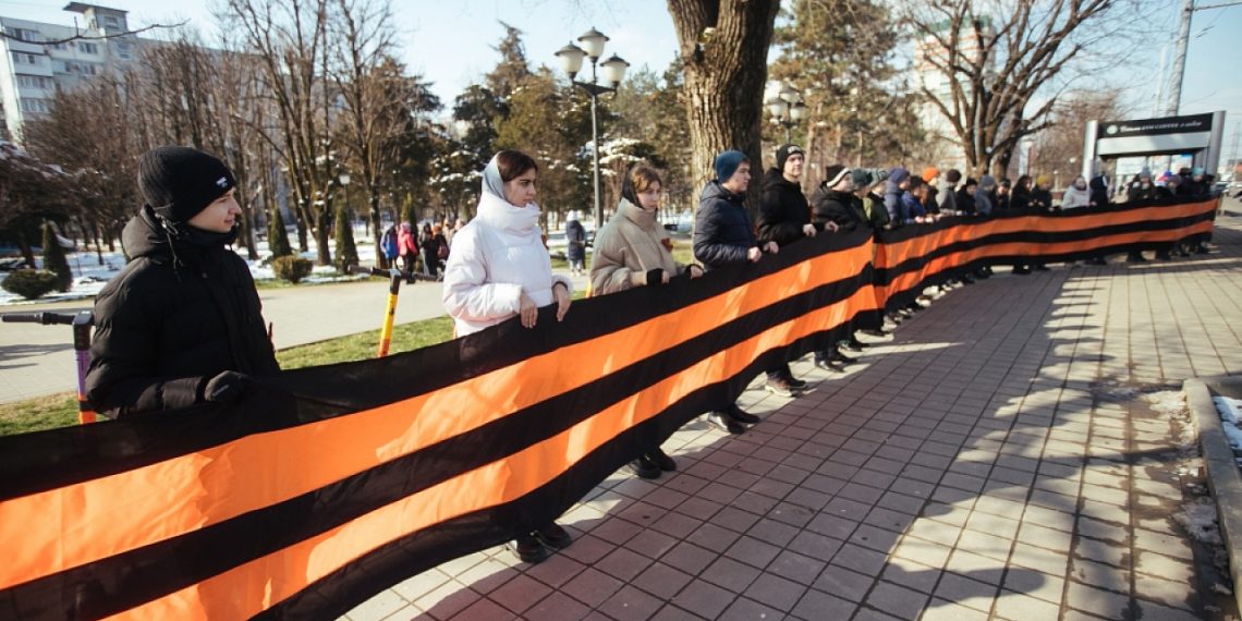 В Краснодаре развернули 600-метровую Георгиевскую ленту