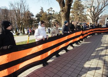 В Краснодаре развернули 600-метровую Георгиевскую ленту