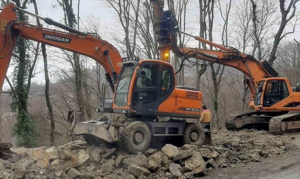 На сочинской трассе заканчивается строительство временной стенки
