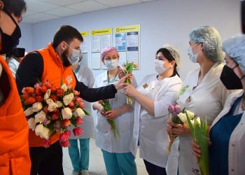 На улицах Сочи женщинам подарили тысячи цветов