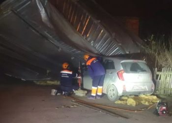 В Новороссийске ветер снес часть крыши дома