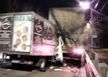 В Сочи «Газель» врезалась в фуру: пострадал водитель