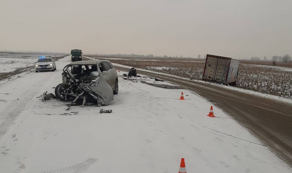 На Кубани иномарка врезалась в грузовик: пострадал водитель