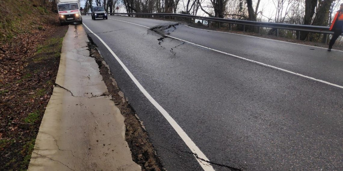 На трассе в Сочи из-за трещины ввели реверс