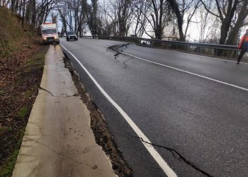 На трассе в Сочи из-за трещины ввели реверс