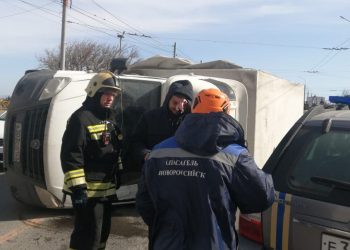 В Новороссийске ветер повалил набок «Газель»