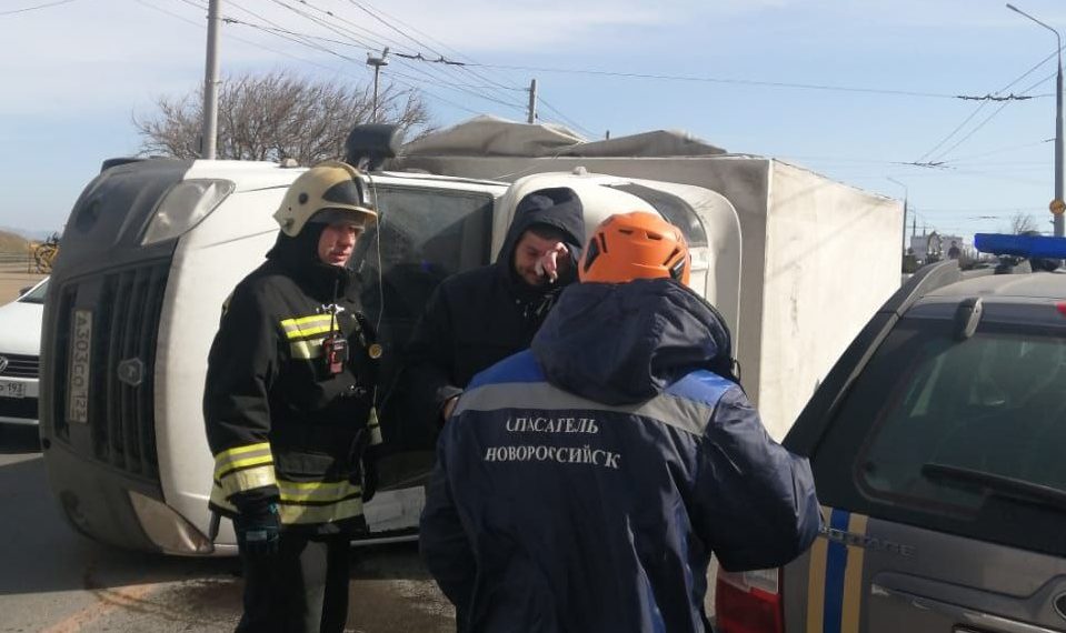 В Новороссийске ветер повалил набок «Газель»