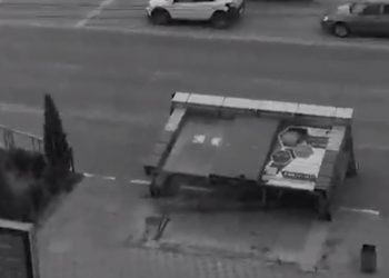 В Анапе сильный ветер снес остановку