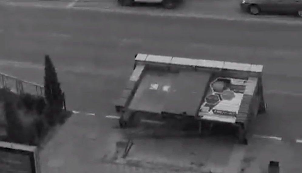 В Анапе сильный ветер снес остановку