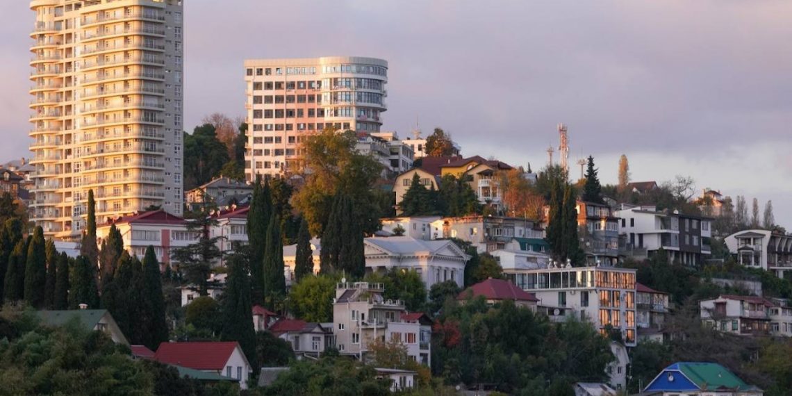 В Сочи планируют расселить 54 аварийных дома