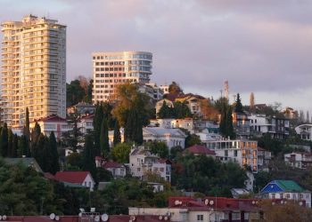 В Сочи планируют расселить 54 аварийных дома